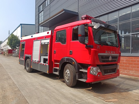 國六小豪沃8噸水罐消防車