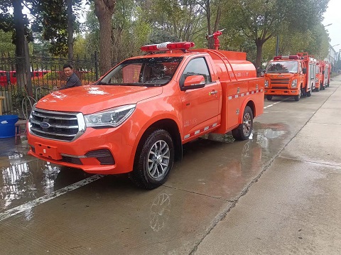 一臺(tái)森林消防車發(fā)往廣東